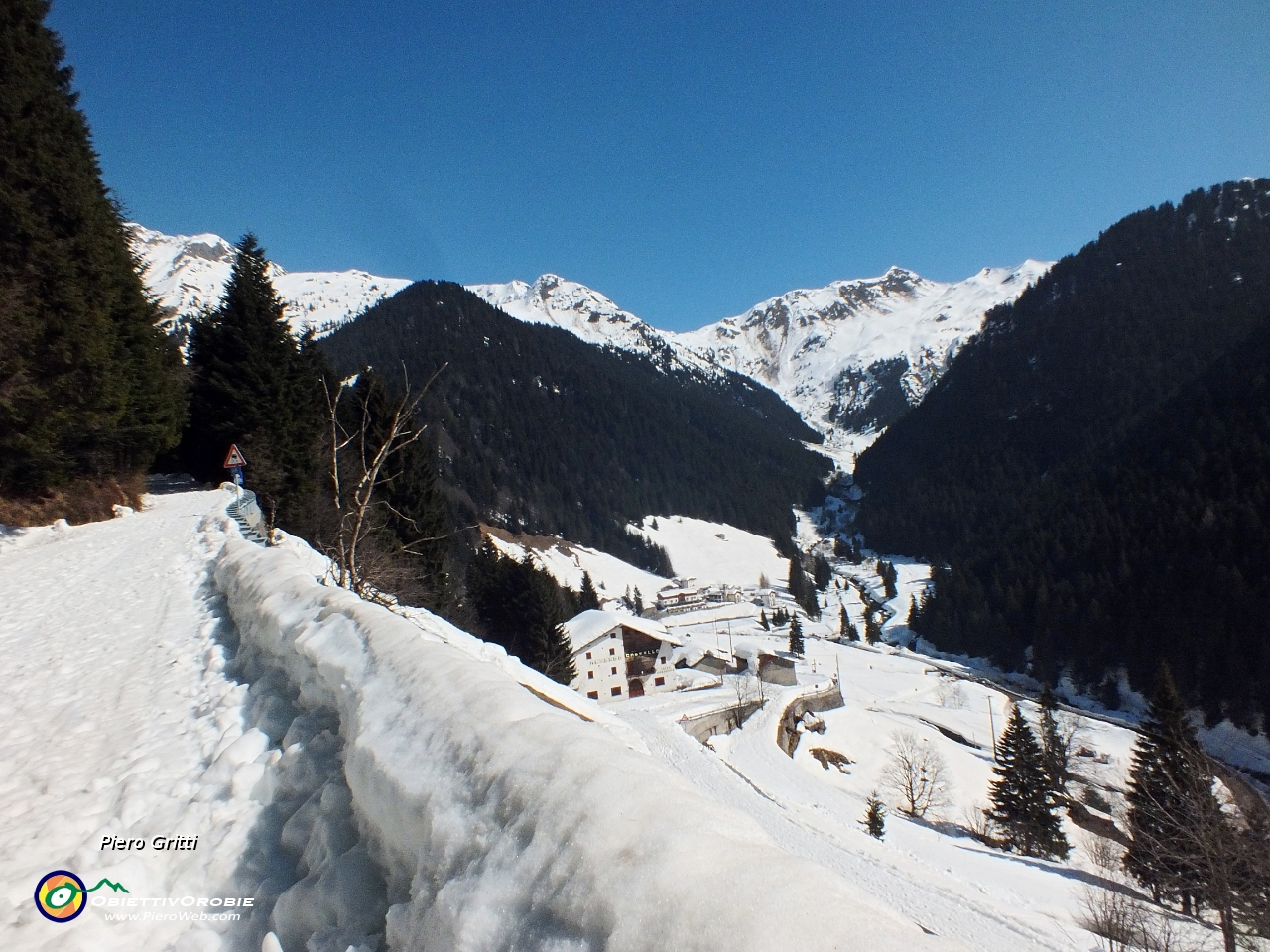 08 Seguendo la strada per Passo San Marco, battuta dalle motoslitte .JPG